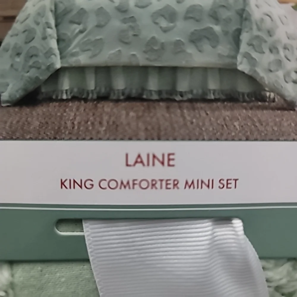 Studio D Lanie Cheetah Tufted Chenille Comforter Mini Set